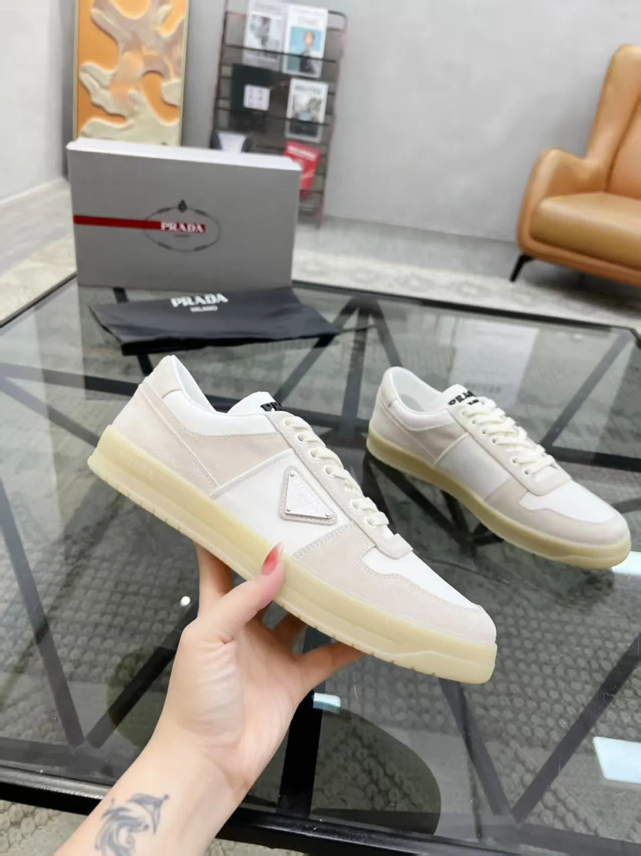 Factory price: 400💰Prada new men's leather sports shoes, the highest version on the market, any comparison is welcome🆚! The original leather has excellent texture and is super high-end! Fetal sheep net lining imported from Italy, removable pad! Luxurious materials and fine workmanship, highly recommended! Code number: 38-44, customized 45